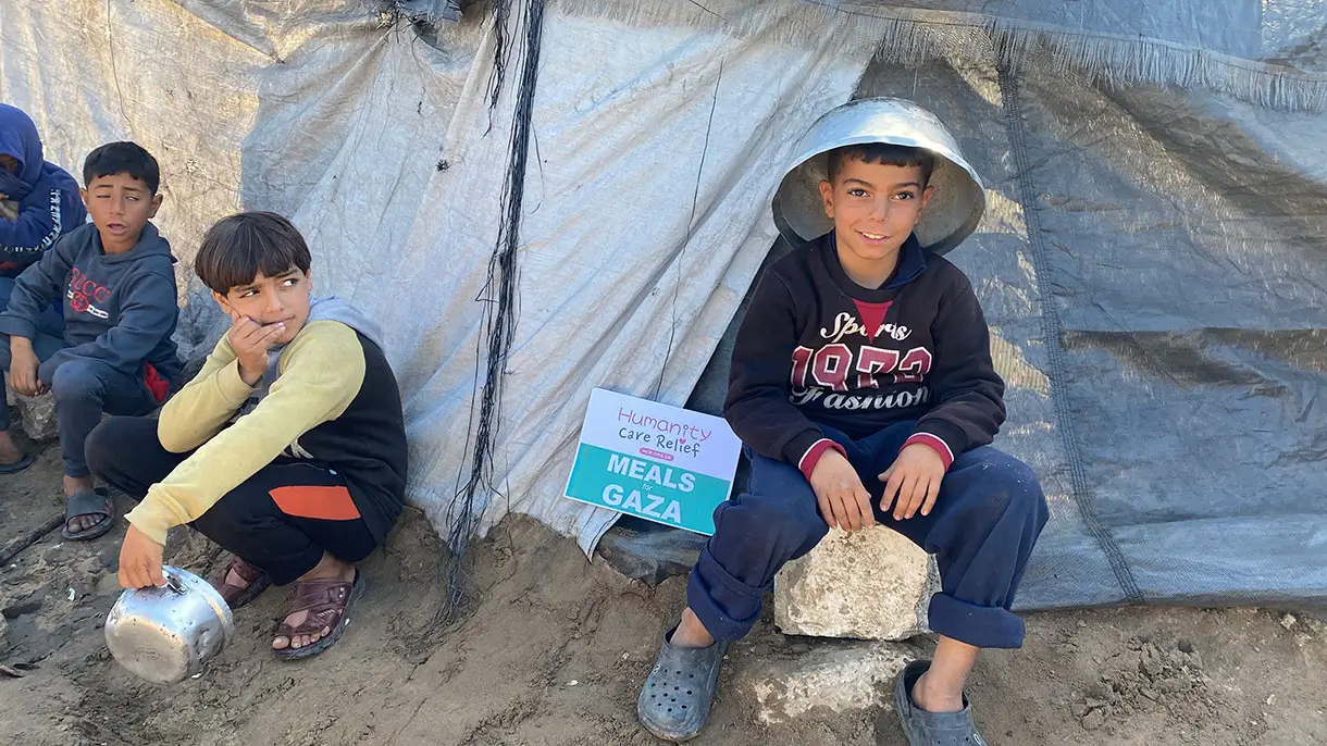 Families receiving food and winter packs through HCR’s Yemen Winter Appeal