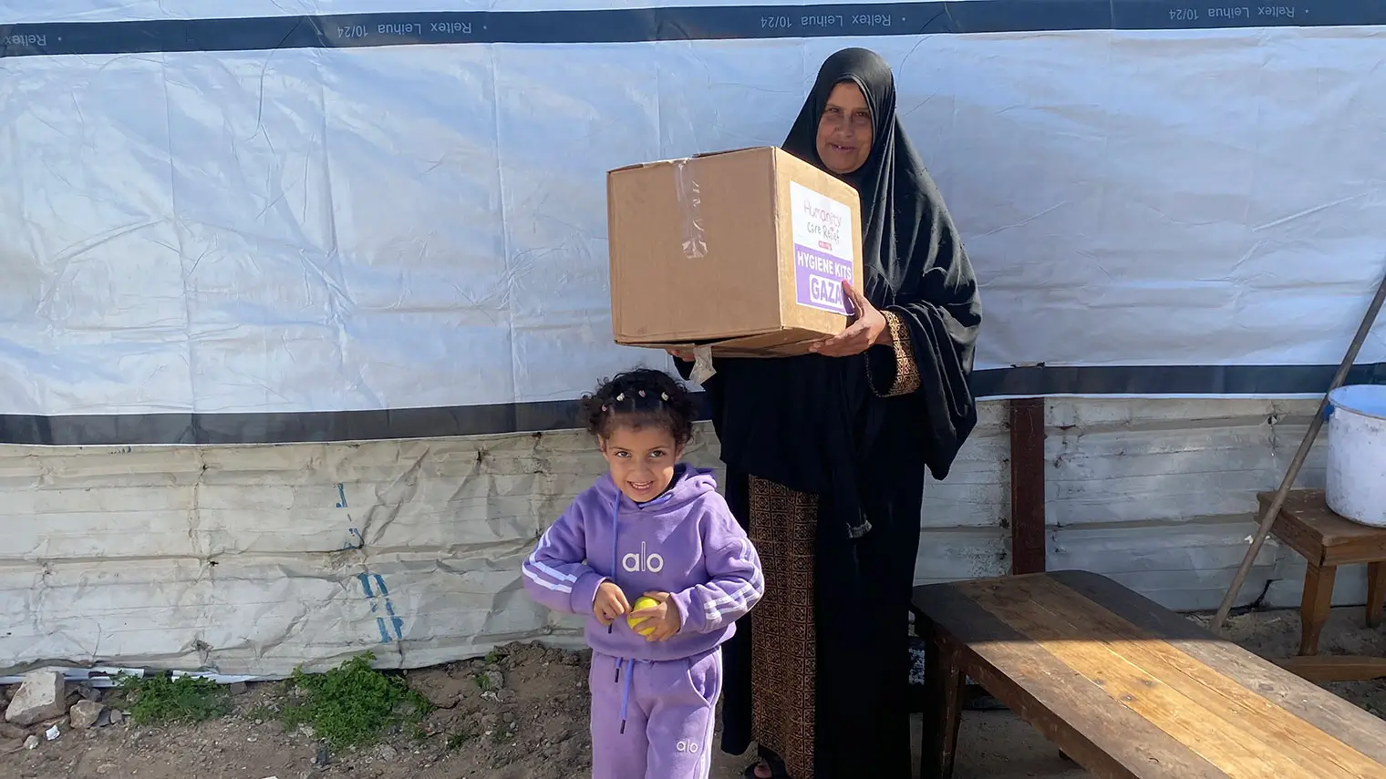 Families receiving food and winter packs through HCR’s Yemen Winter Appeal